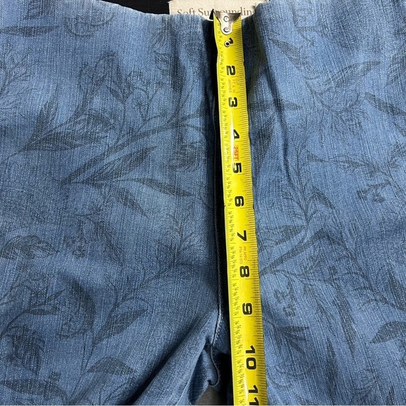 Soft Surroundings Floral leaf Print blue light wash Jeans Women’s Size Medium. - Picture 6 of 10
